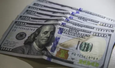 Dólar perto de R$ 5 vira problema e muda o jogo para gigantes da Bolsa; veja vencedores e perdedores
