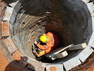 Vítima estava consciente, mas com dores na região da cabeça, e foi resgatada com técnicas de salvamento em altura pelo Corpo de Bombeiros da 13ª CIBM