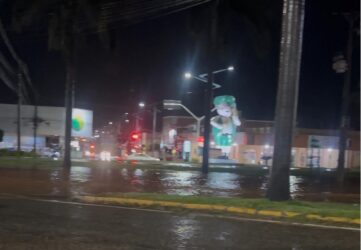 Chuva intensa alaga vias e provoca caos no trânsito em Lucas do Rio Verde