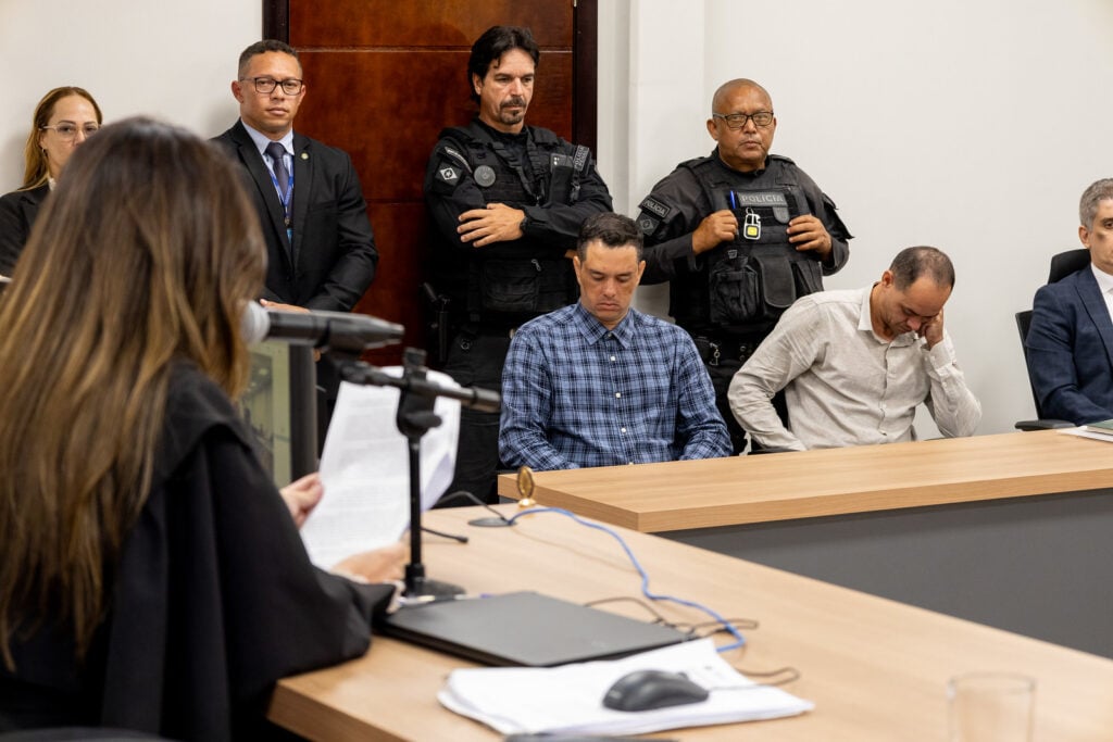 Réus foram considerados culpados por feminicídio com múltiplas qualificadoras após 16 horas de julgamento; crime ocorreu em julho de 2024 na zona rural do município