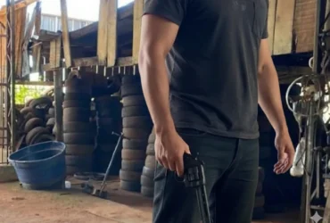 Dupla mata homem em oficina na frente do pai e do irmão