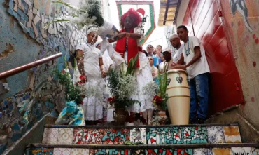 Oxossi é homenageado em lavagem da escadaria Baden Powell, em Copacabana