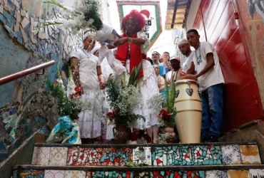 Oxossi é homenageado em lavagem da escadaria Baden Powell, em Copacabana