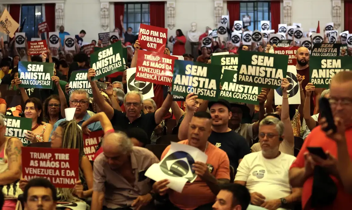 Manifesto em São Paulo celebra democracia após atos de 8 de janeiro