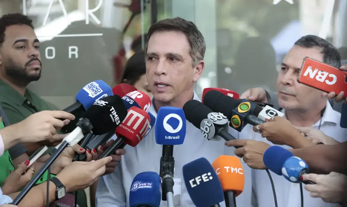 Bolsonaro tem traumatismo craniano leve após queda em cela da PF