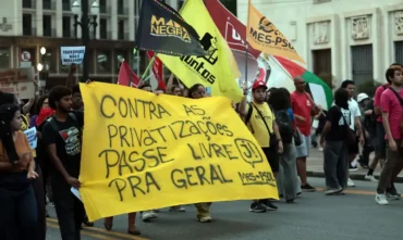 Estudantes protestam contra tarifa de ônibus em São Paulo
