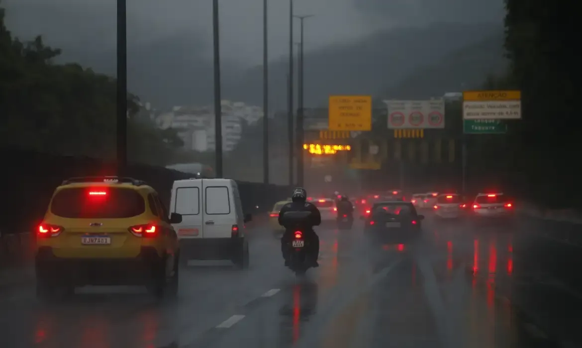 Chuvas intensas levam Defesa Civil a emitir alerta no Rio de Janeiro