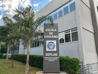 Foto da entrada da escola de governo de MT