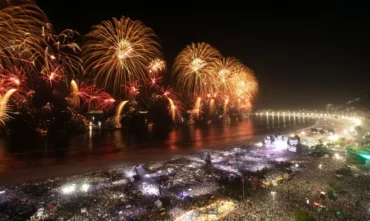 Copacabana reúne 2,6 milhões de pessoas na virada do ano no Rio