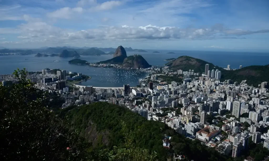 Turismo internacional cresce 37% no Brasil e bate recorde em 2025