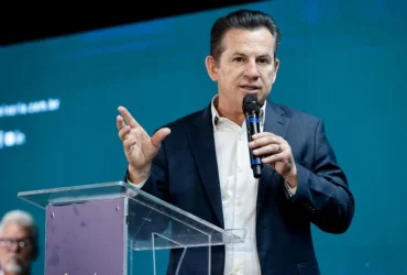 Governador Mauro Mendes dando discurso