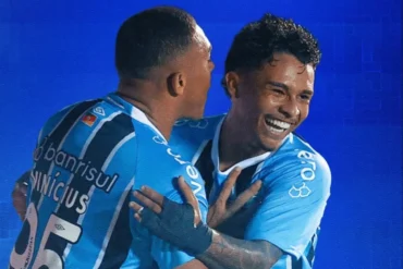 Grêmio comemora gol na goleada sobre o Avenida na estreia do Gauchão 2026.