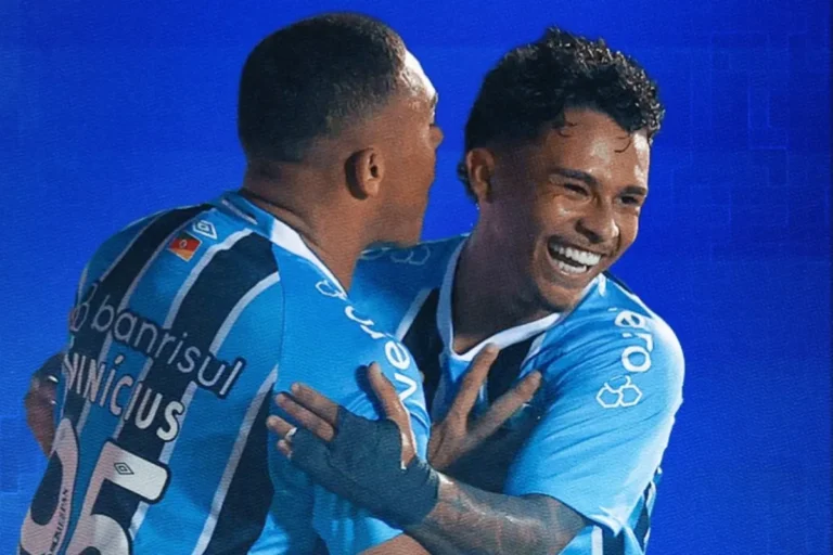 Grêmio comemora gol na goleada sobre o Avenida na estreia do Gauchão 2026.