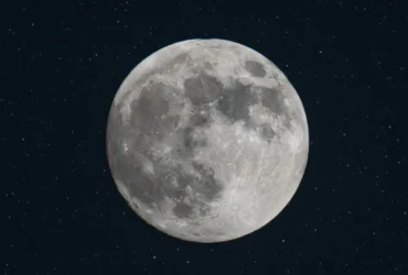 Lua minguante visível no céu durante a madrugada.