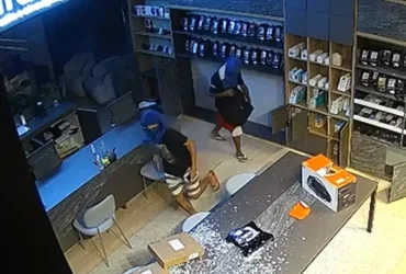 Trio invade loja e furta celulares durante a madrugada em Sinop