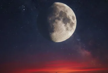 A Lua minguante visível no céu de 14 de janeiro de 2026, exibindo apenas uma fina porção iluminada.