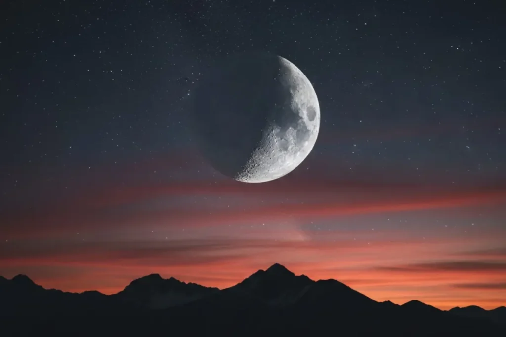 Lua em fase de Último Quarto visível no céu