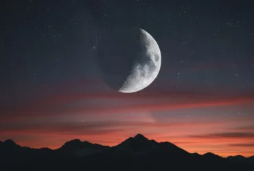 Lua em fase de Último Quarto visível no céu