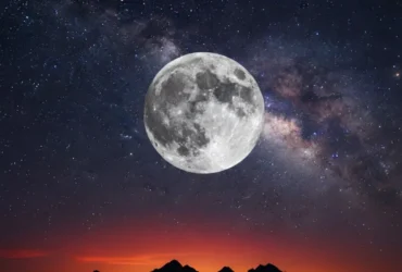 Mesmo após a Lua Cheia, o satélite ainda mantém forte brilho durante a fase minguante inicial.