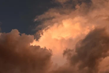 pessoa caminhando tranquilamente em um parque ao entardecer, simbolizando respeito ao próprio ritmo