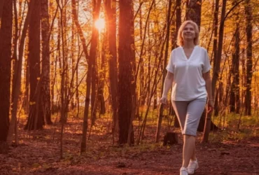 Mulher desfrutando da natureza em um lindo pôr do sol