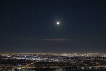 Vista noturna tranquila de uma cidade silenciosa, simbolizando pausa e reflexão interior.