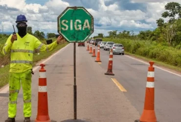 Placa do pare e siga