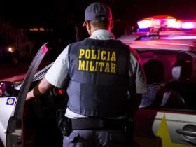 Policial militar entrando em viatura