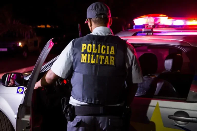 Policial militar entrando em viatura