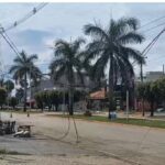 Caminhão derruba poste e causa danos à rede elétrica no bairro Bandeirantes