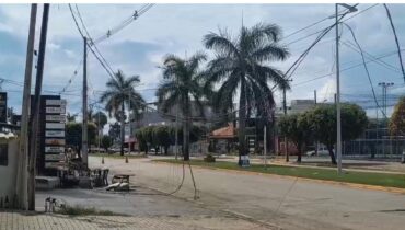 Caminhão derruba poste e causa danos à rede elétrica no bairro Bandeirantes