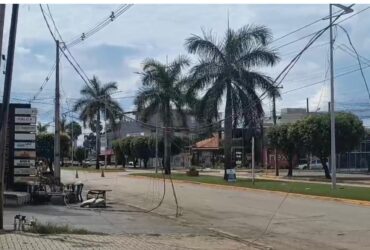 Caminhão derruba poste e causa danos à rede elétrica no bairro Bandeirantes