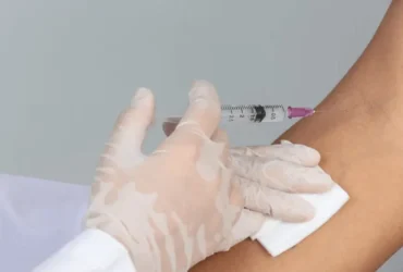 Pulseira de identificação hospitalar simbolizando a segurança do paciente e prevenção de erros.