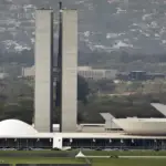 Lula sanciona reajuste com vetos para limitar salários acima do teto