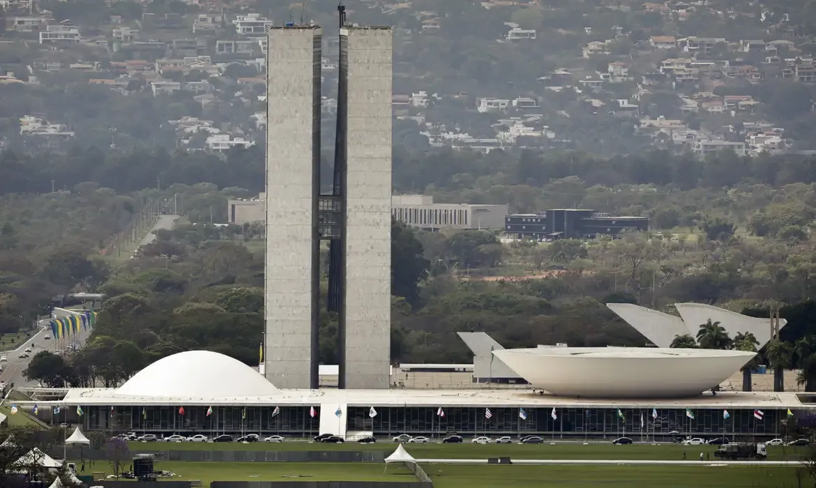 Lula sanciona reajuste com vetos para limitar salários acima do teto
