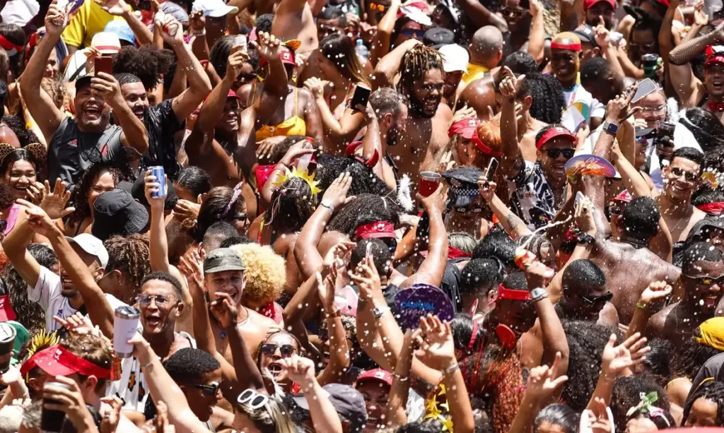 Cinelândia vira palco de grandes bailes com shows gratuitos no carnaval
