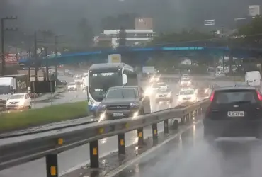 Alerta vermelho para alagamentos e deslizamentos atinge capital de Santa Catarina