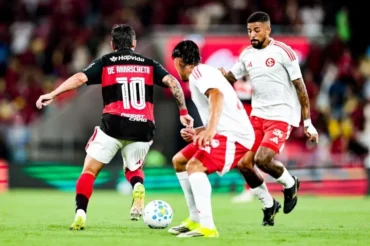 Flamengo sai atrás no placar e busca o empate contra o Internacional no Maracanã