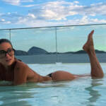 Danielle Winits renova o bronzeado e exibe boa forma em dia de sol