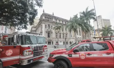 Incêndio atinge prédio histórico da USP no centro de São Paulo