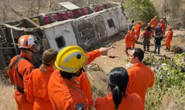Capotamento de ônibus com romeiros causa 15 mortes em Alagoas