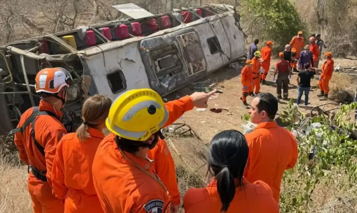 Capotamento de ônibus com romeiros causa 15 mortes em Alagoas