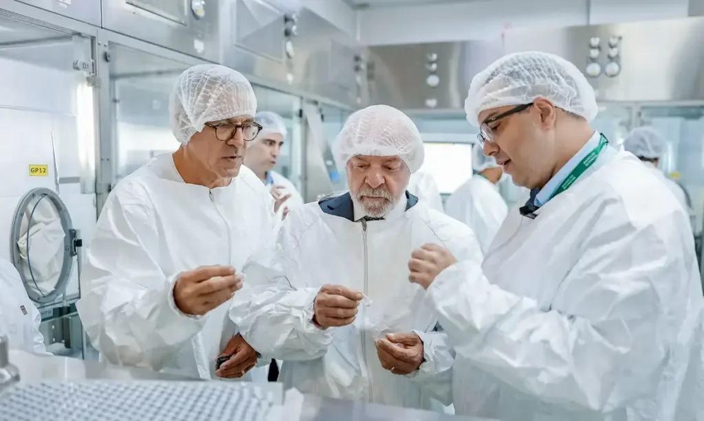 Profissionais do SUS começam a receber vacina contra a dengue do Butantan