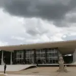 STF adia julgamento sobre penduricalhos e mantém suspensão dos pagamentos