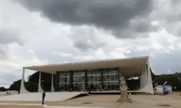 STF adia julgamento sobre penduricalhos e mantém suspensão dos pagamentos
