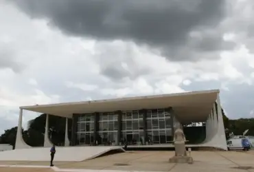 STF adia julgamento sobre penduricalhos e mantém suspensão dos pagamentos