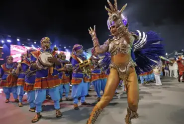 Carnaval de São Paulo encerra desfiles com religiosidade e homenagens culturais