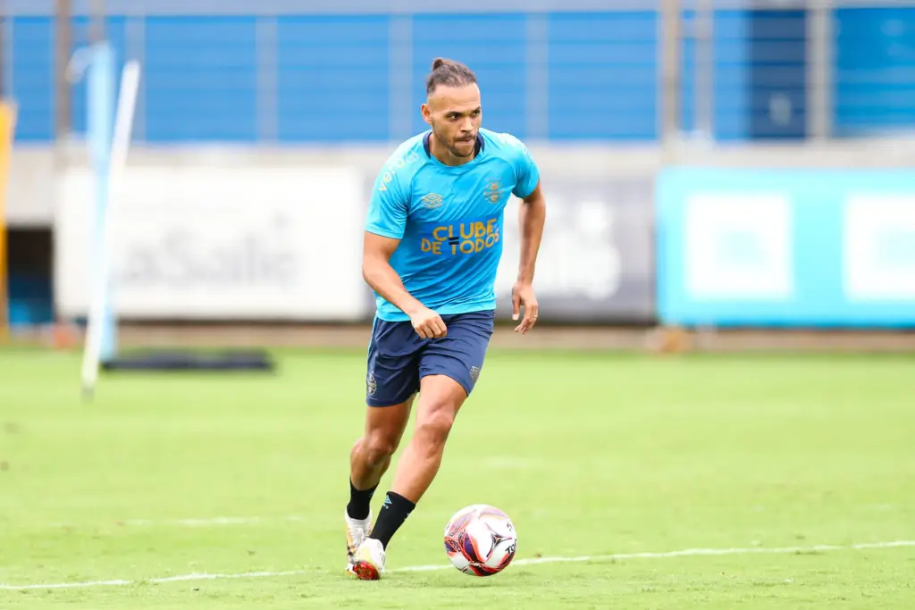 Imagem do Braithwaite volta a treinar no Grêmio; veja quando atacante deve ser relacionado