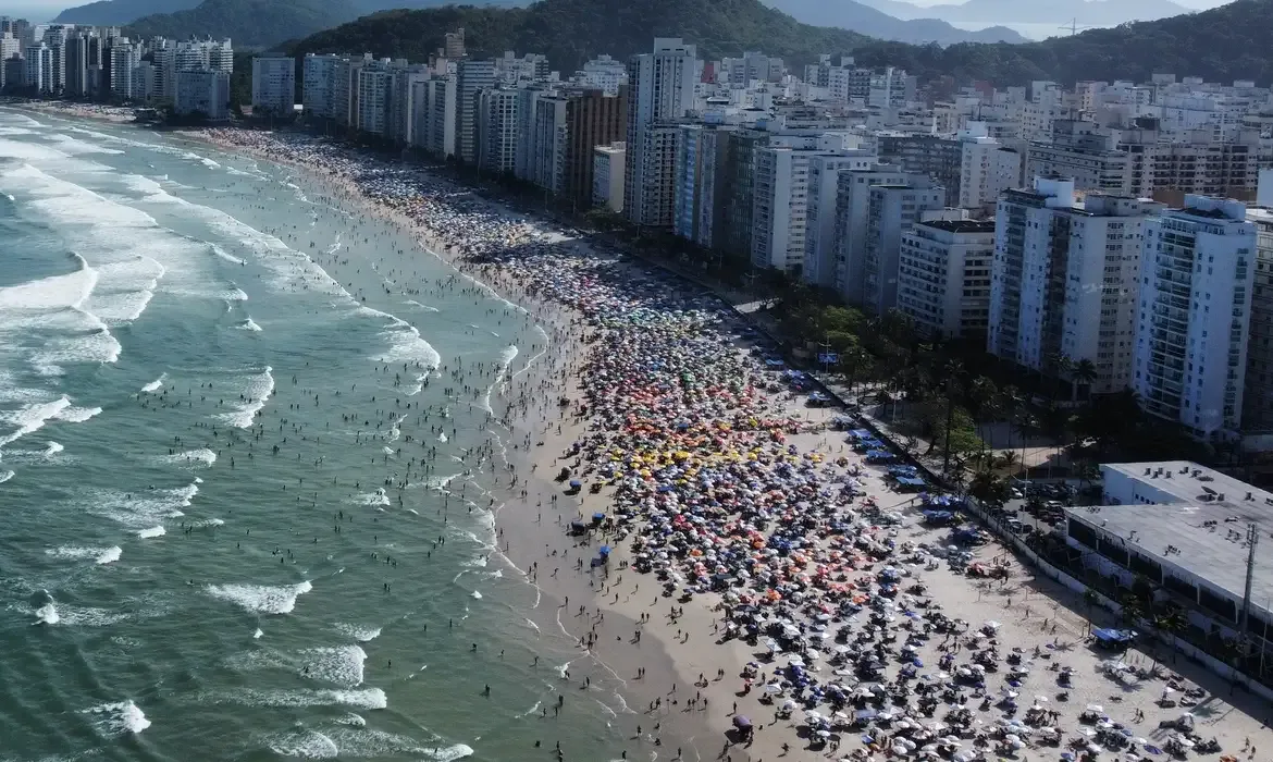 Afogamento mobiliza bombeiros que salvam 348 pessoas no litoral paulista durante o carnaval