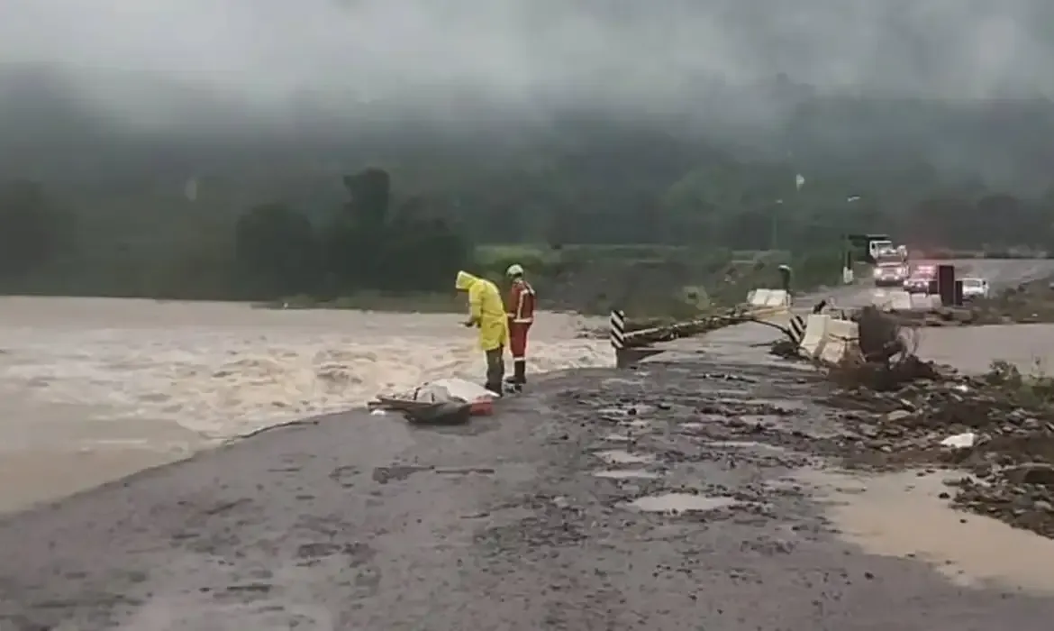 Inmet alerta para chuvas intensas em 14 estados do Brasil